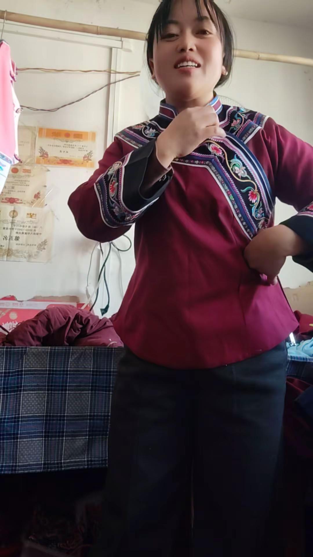 友友们你们帮我建议一下，哪一件适合我呀？😛😛😛😛😛