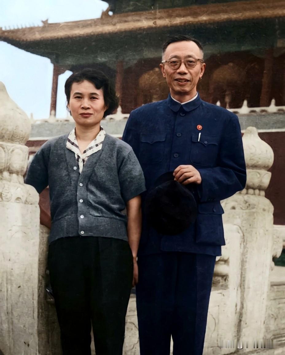 一九六二年，在北京故宫汉白玉台基旁的溥仪和他的最后一任妻子李淑贤。这而非演戏，也