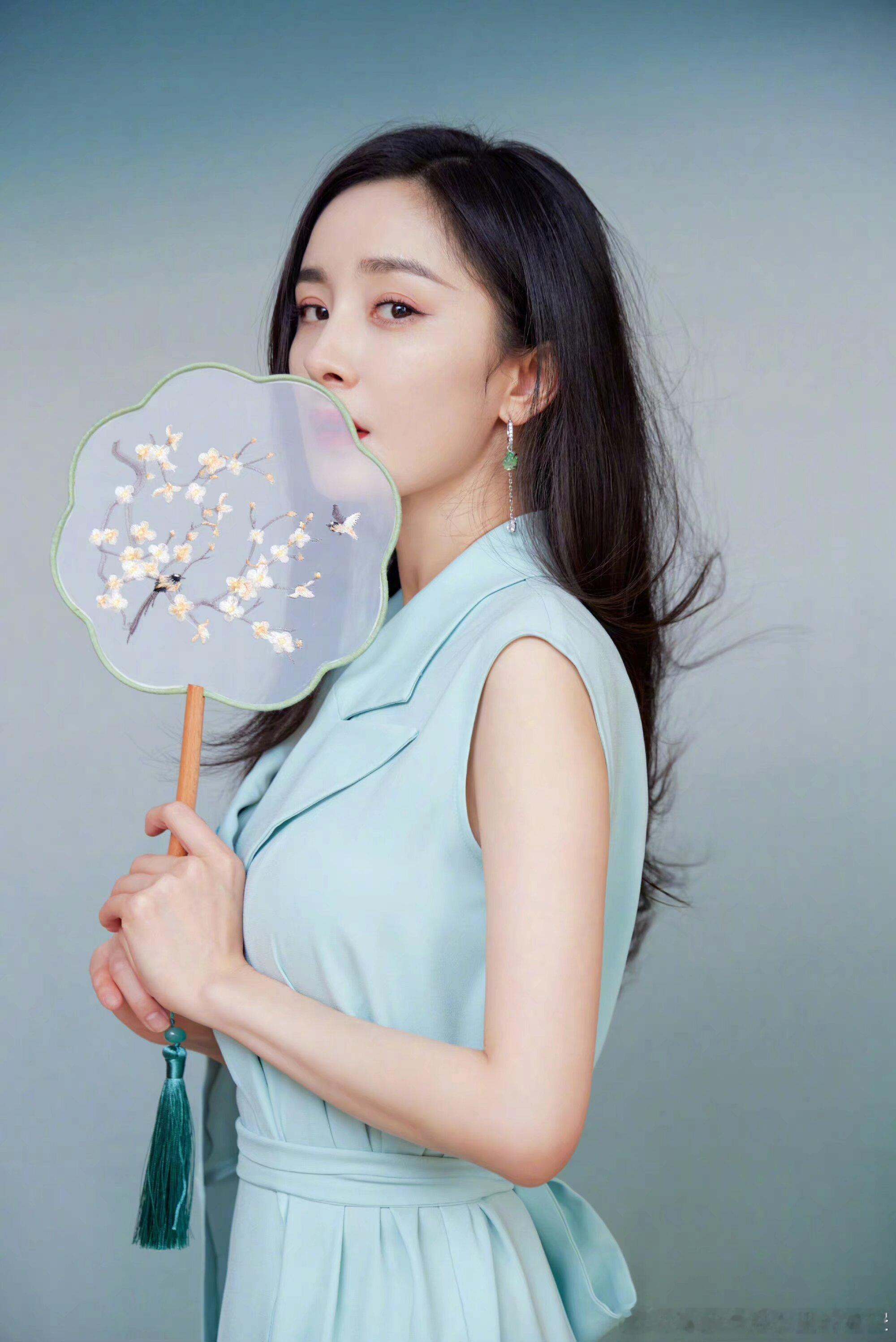 杨幂🦊杨幂宝家洁品牌全球代言人有时候，浪漫的晚风会从家乡的天台吹来童年的