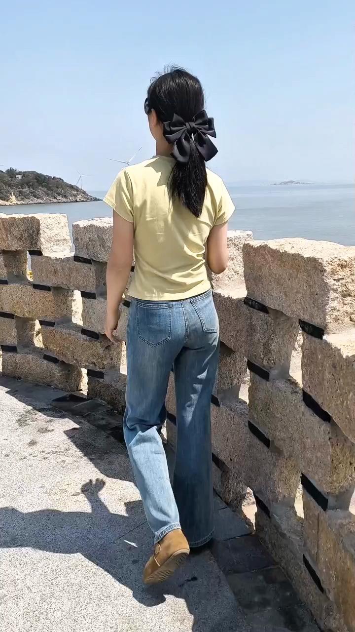 海风拂面来，心随浪涛远。