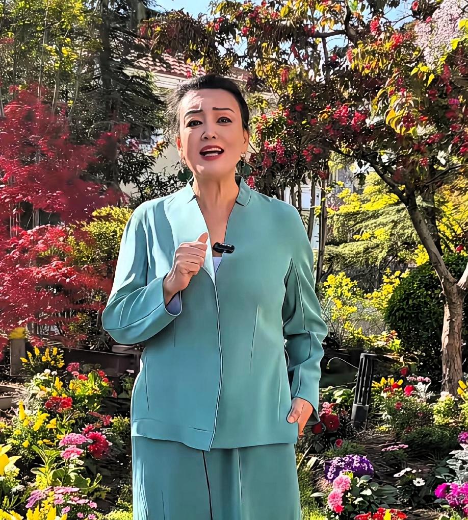 她啊，带着孩子，还有她妈妈，保姆也跟着来了，高调回到了北京，很多平台都在发视频，