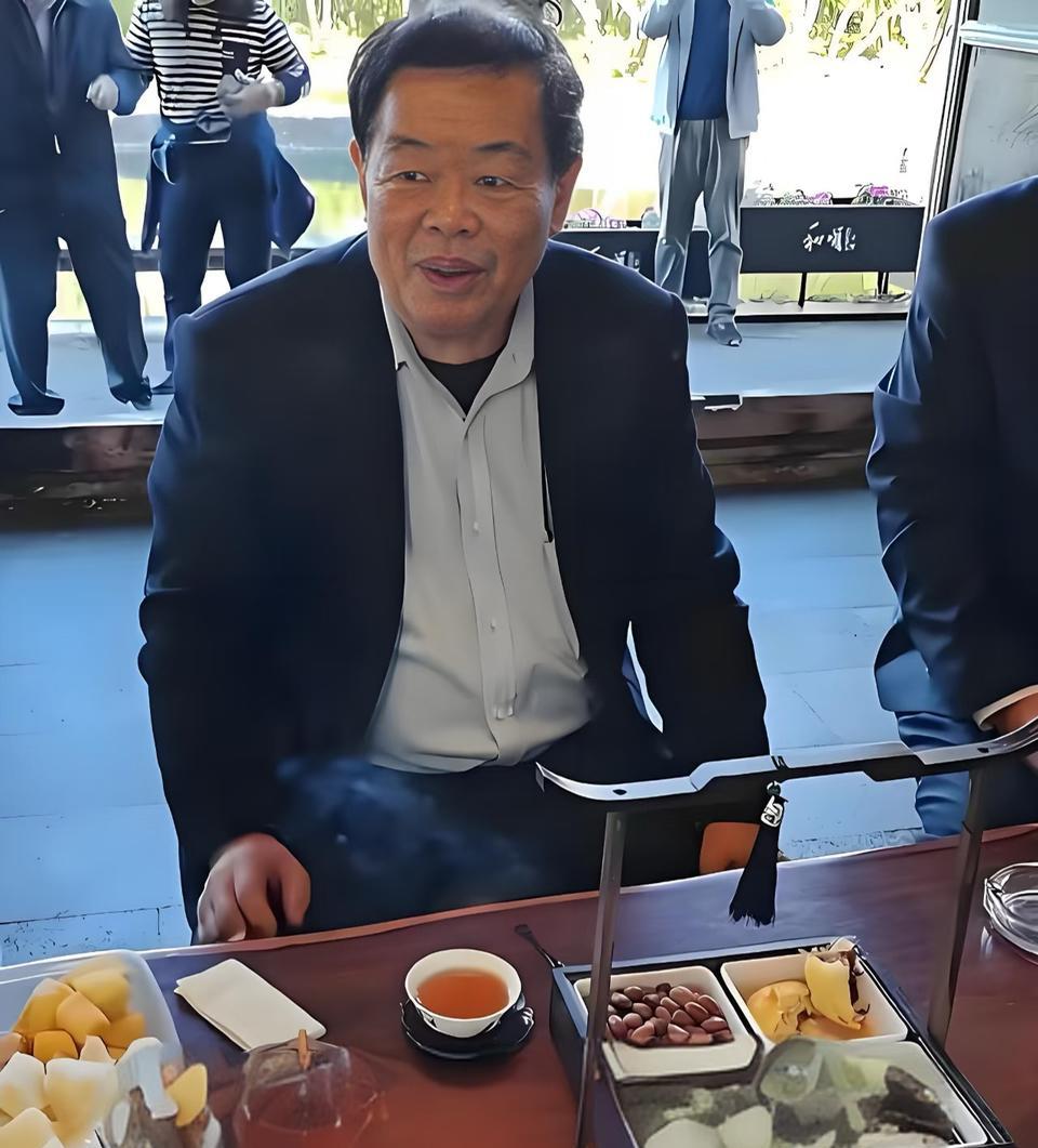 曹德旺很久之前就说了真话。在一次采访时，曹德旺说，不要认为穿了袈裟就是和尚。