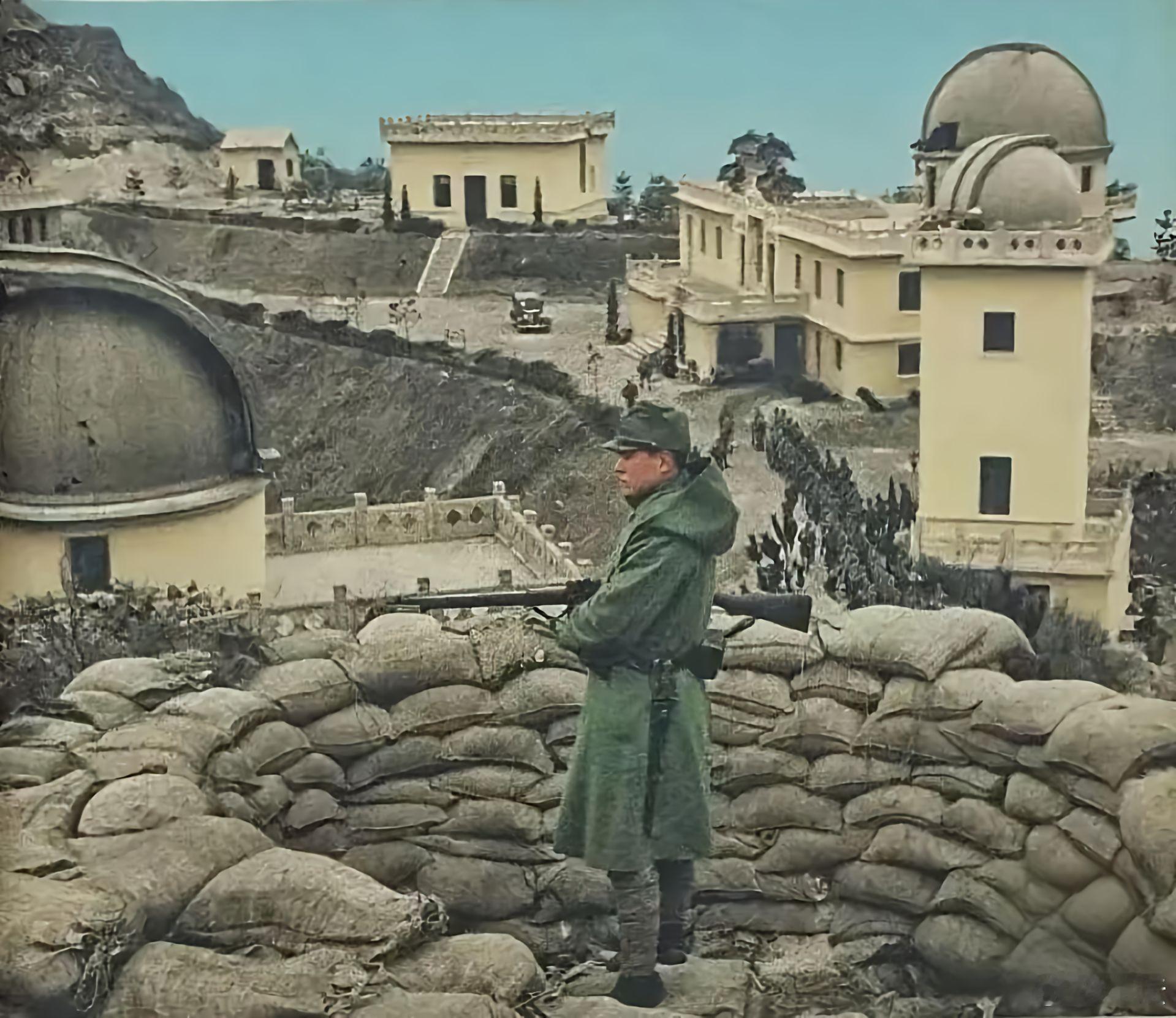 这幅图是日军占领南京紫金山天文台的历史照片，拍摄于1937年12月南京沦陷后，由