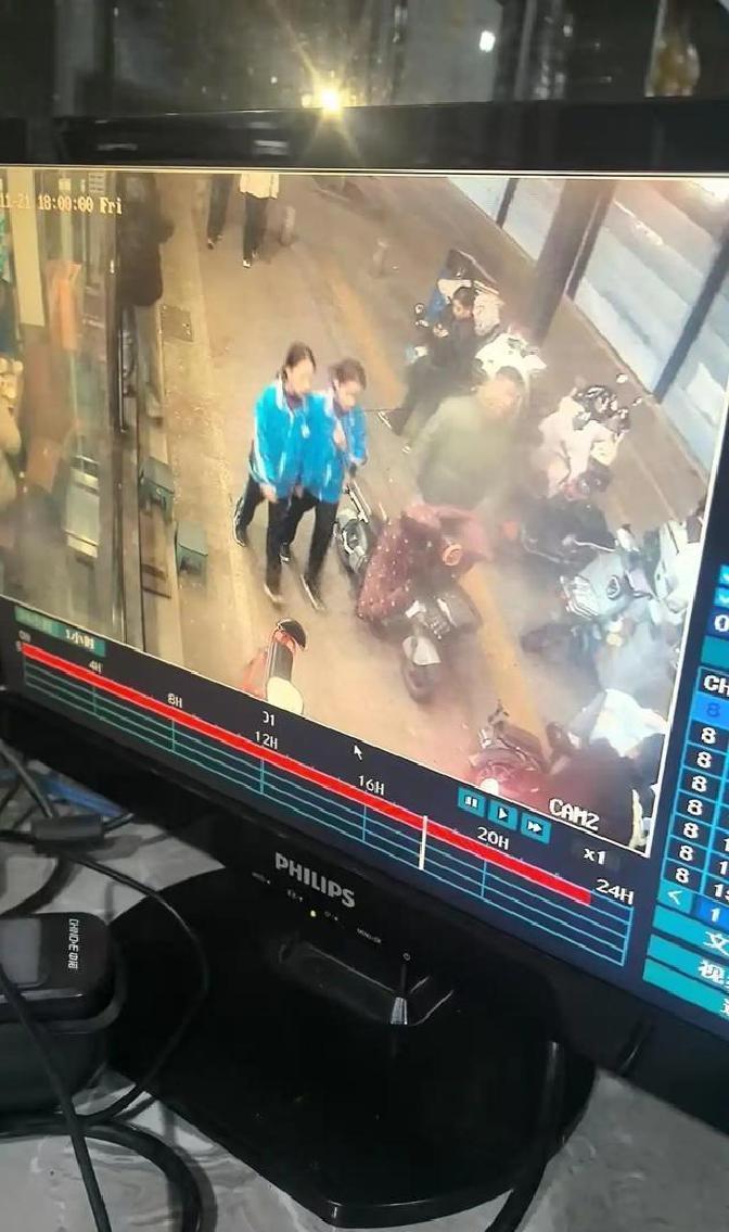 这两个12岁的女孩子一下子就没了踪影，真的是让人揪心又着急。事情发生在陕西兴平，