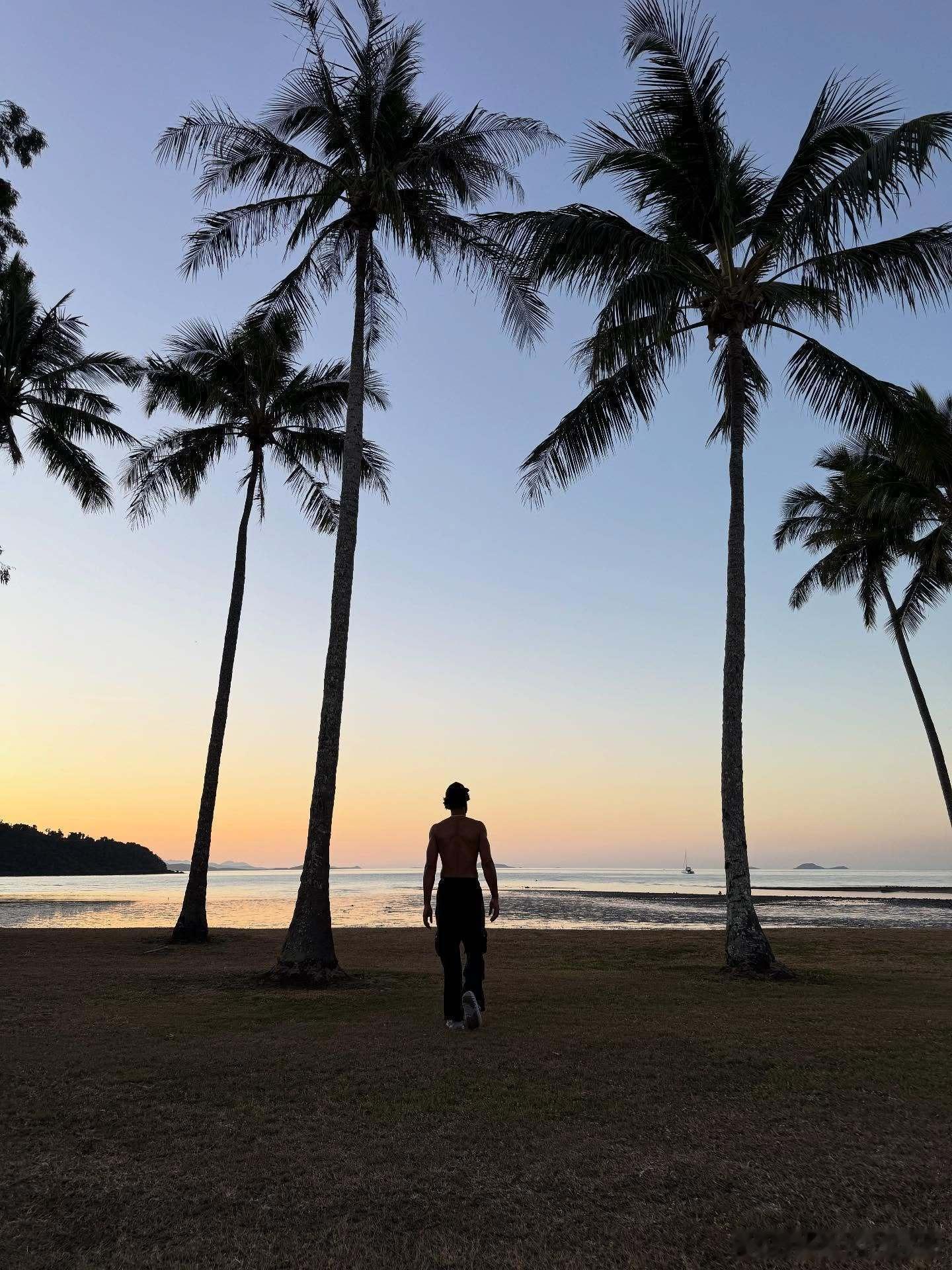 本-西蒙斯更新个人ins，晒出多张休赛期动态:旅行🏖️+钓鱼🎣+橄榄球🏉