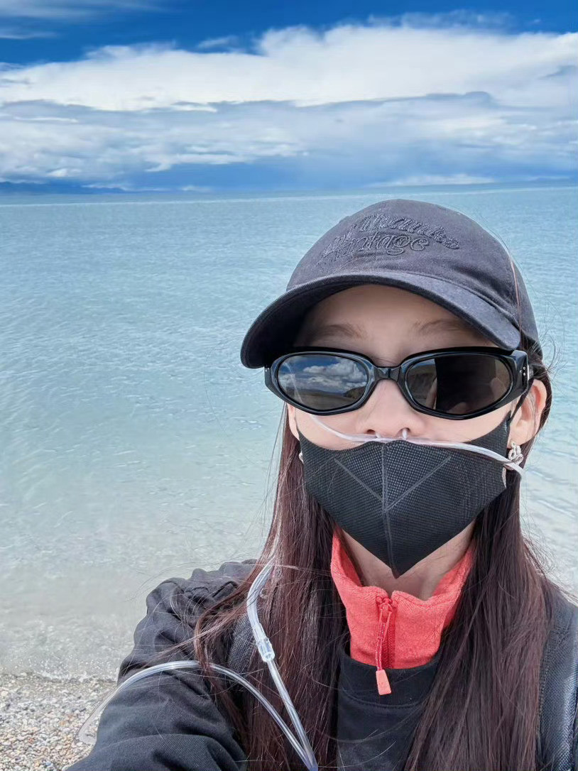 李沁插着鼻氧管自拍我的天啊我还以为姐姐生病了，吓我一跳，好强的生命力！