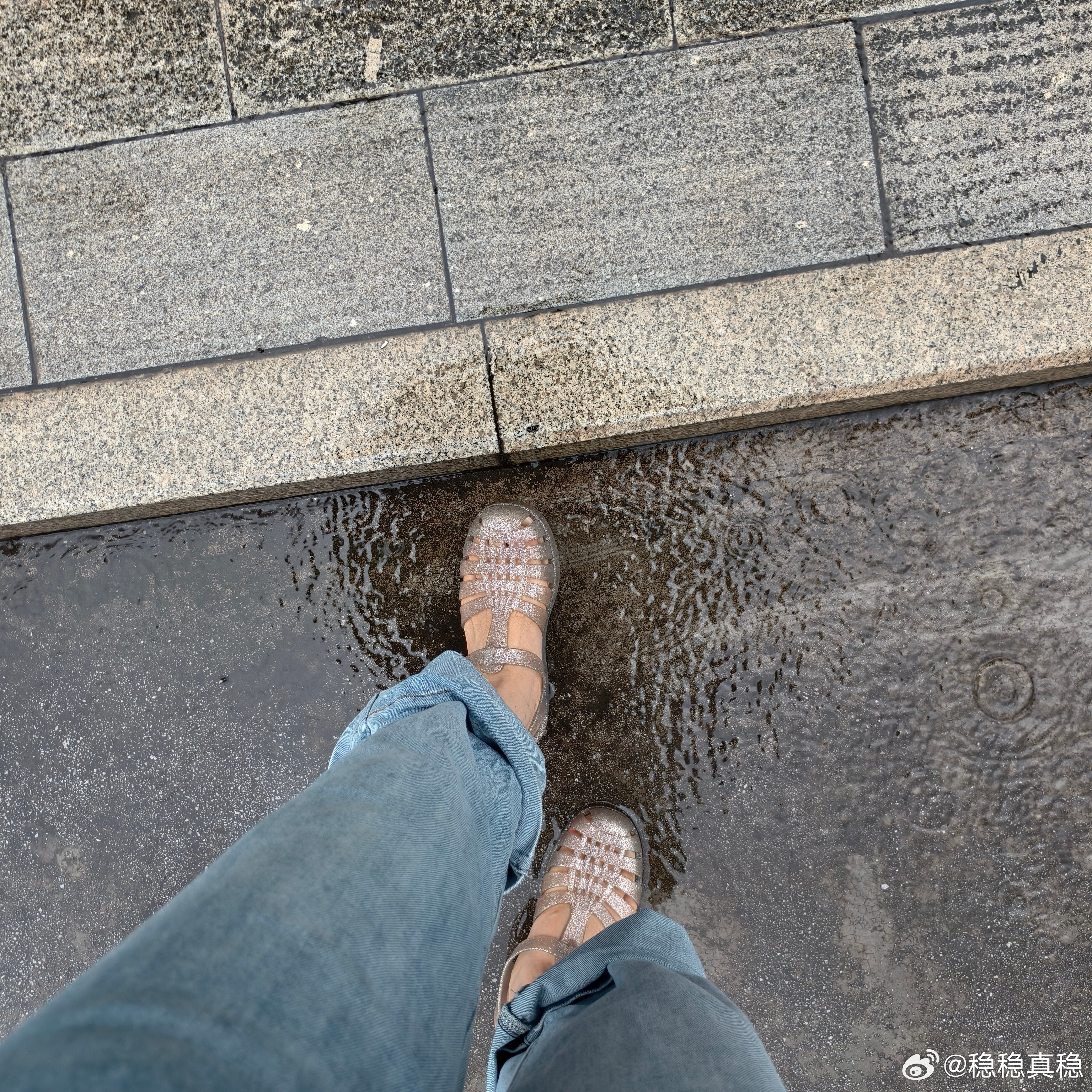 我非常痛恨自己生了一双宽厚肥大的脚板。什么漂亮的鞋子都穿不了，就连穿运动鞋都能撑