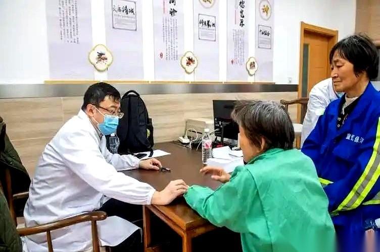 一个64岁的阿姨，拿着化验单，把医生给看愣了。冠心病，查出来仨月，胆固醇、甘油