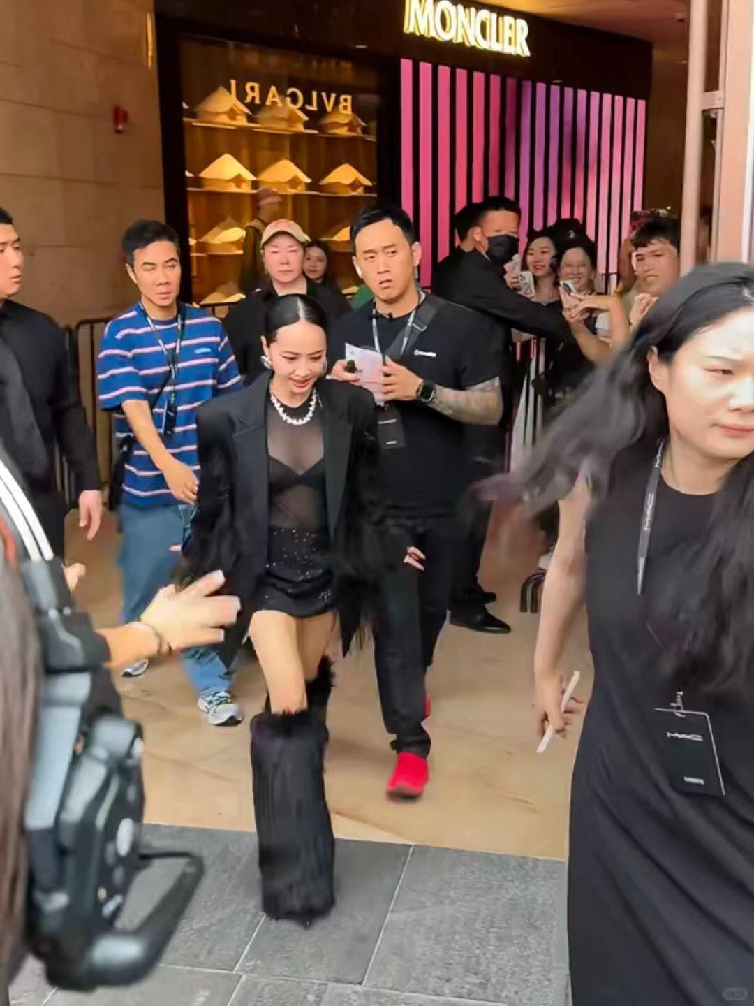 好吧，蔡依林现实也没多漂亮，黑黑瘦瘦的​​​