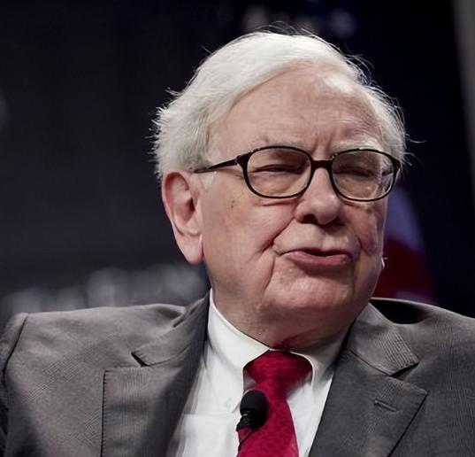 95岁巴菲特退休爆预言：“美日会更强大”！人们在猜“咋不提中国”时，没成想他关于