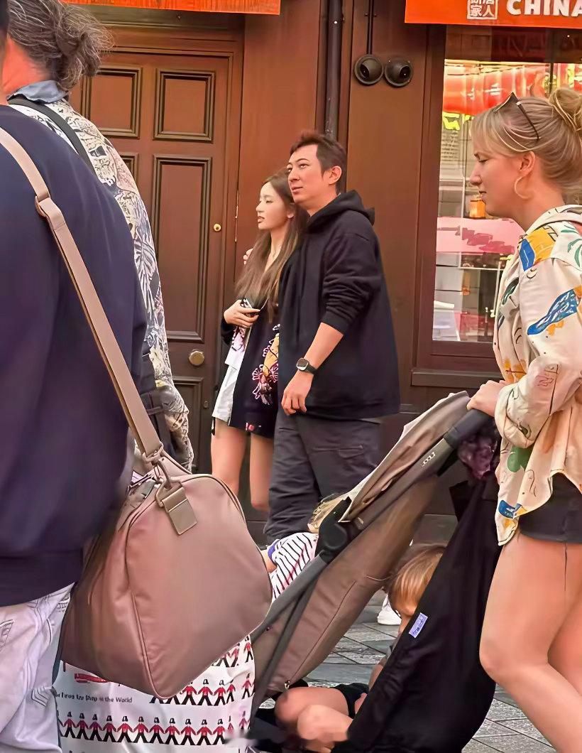 38岁王思聪和网红女友懒懒在伦敦唐人街被偶遇，两人边走边逛，他将手搭在女友的肩膀