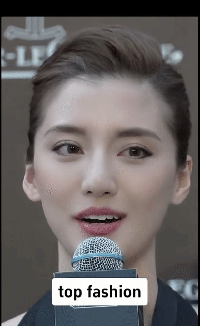 林峰糊涂啊，这么漂亮的女朋友居然舍得分手，这不比他现在那个妻子强多少倍，这种清透