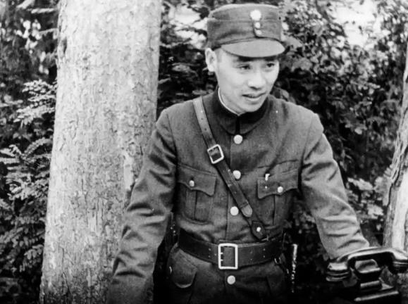 顾祝同执行军务，路过家乡，偶然想起结发妻子，于是回家去看望，谁知进门见妻子肚皮鼓