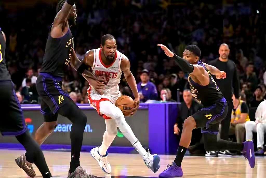 当季后赛突然传来伤情时，场外的账更刺眼：为了一个赛季的使用权，休城把杰伦格林、十