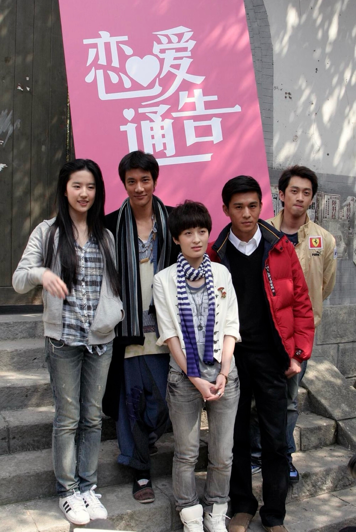 回看23岁刘亦菲的旧照，清爽灵动，整个人舒服又耐看