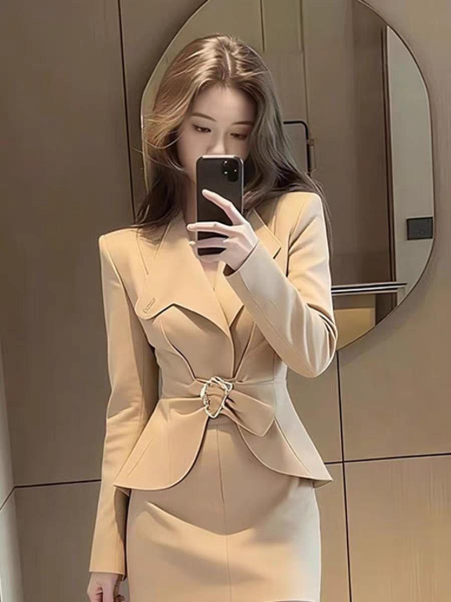 时尚穿搭。茶里茶气卡机色西装套裙！时尚穿搭