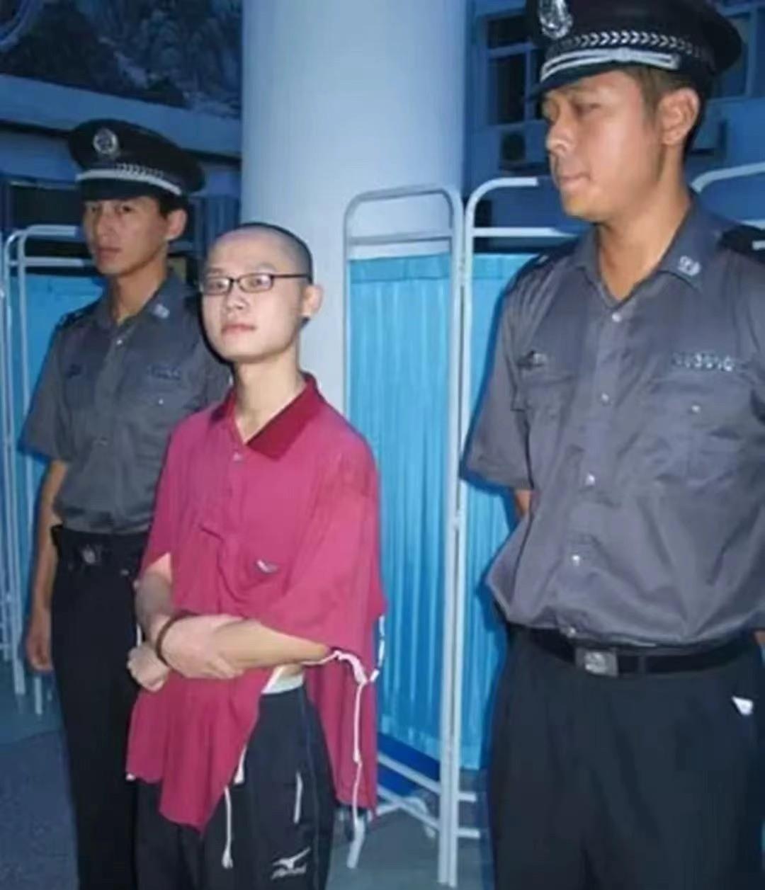 2004年一个年轻女老师，看一个学生家里困难，就多帮了他几回，补补课、聊聊天，拿