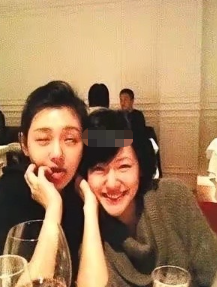 48岁，流感并发肺炎，大S在日本走了。媒体翻出她当年体重不到80斤的照片，我才明