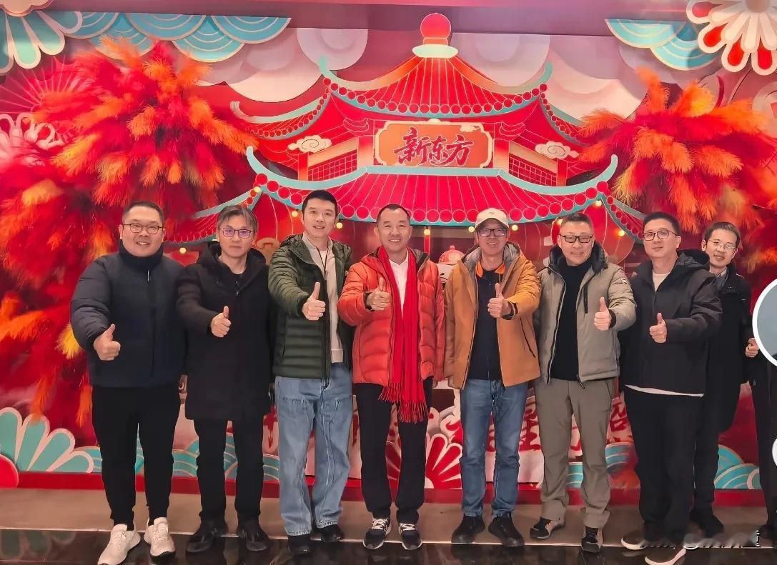 说到做到，陈行甲真的去东方甄选入职了！入职仪式简单但面子都有，东方甄选的新CE