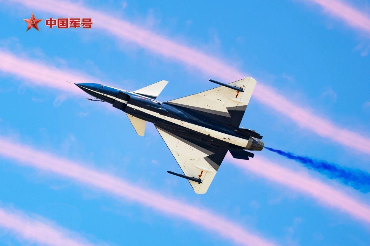歼-10C，还是负责拉烟。2025空军航空开放日，歼-10C参加了，不过，任