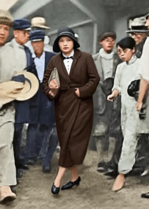 1931年宋庆龄母亲去世，宋庆龄从欧洲返回上海奔丧，刚一下火车，无意间被人拍到这