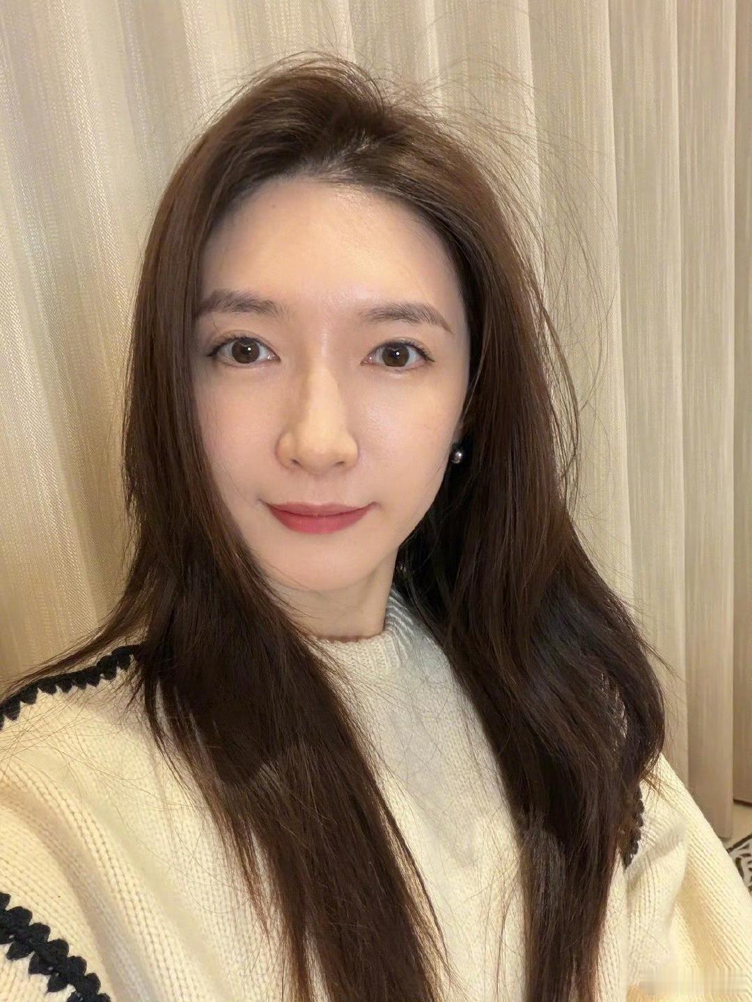 江疏影就这样水灵灵的下班了我说江疏影有点过于美了吧，大光明盘发下班vlog，一打