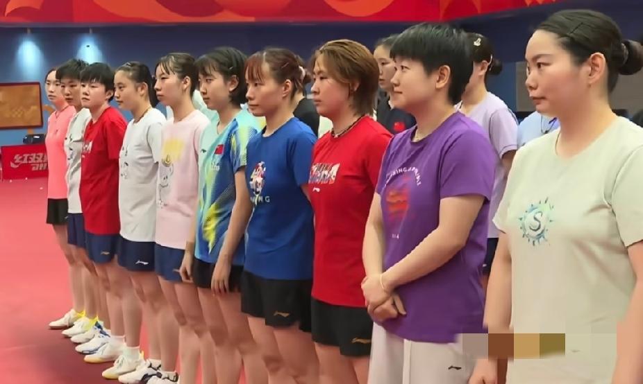 刷到这张国乒女队列队的图一眼就看到穿紫色T恤的莎莎，只有她把双手轻轻交叠放在身