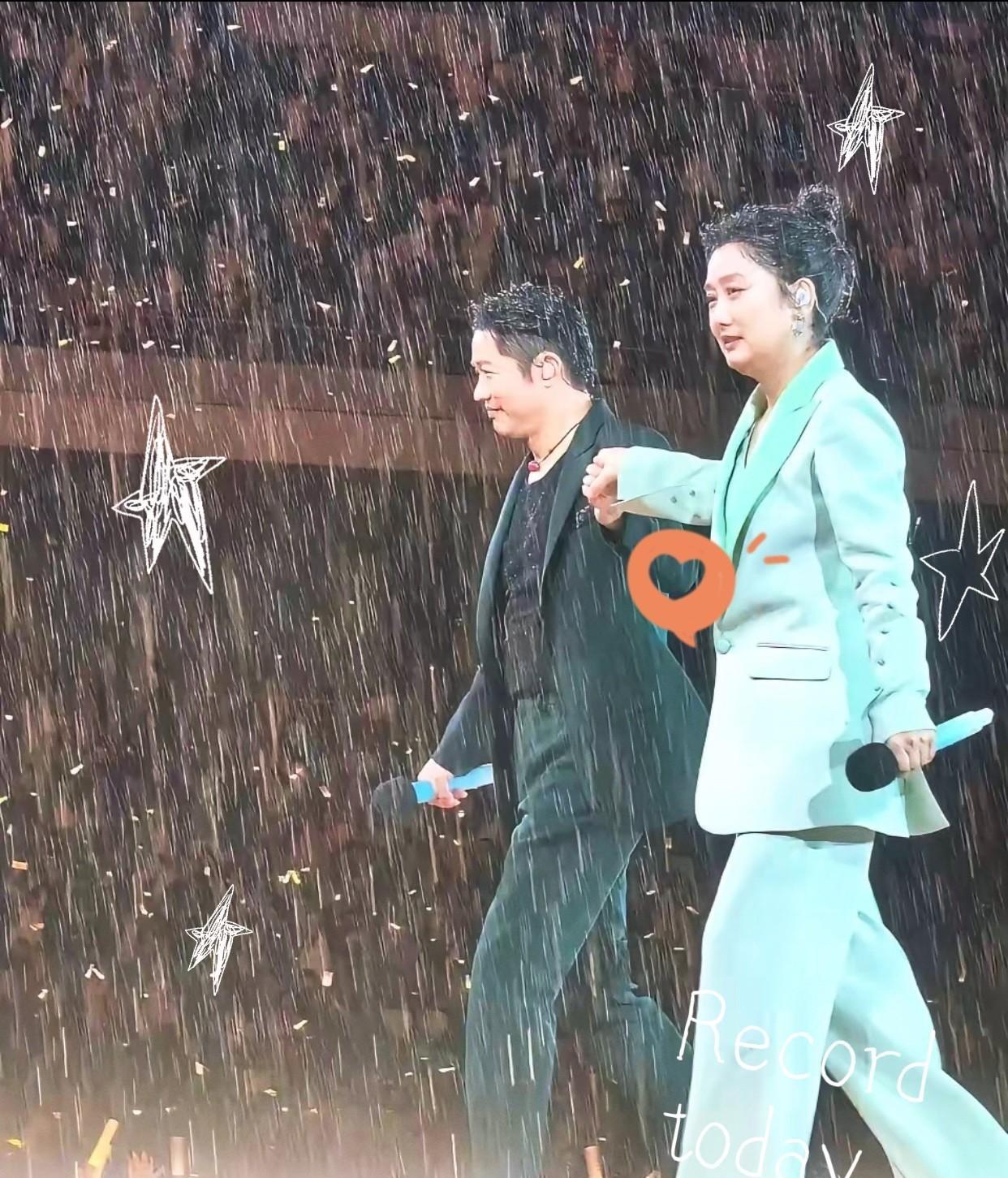 厦门演唱会上的那场大暴雨，意外成就了凤凰传奇的又一名场面。曾毅带头扔掉雨伞