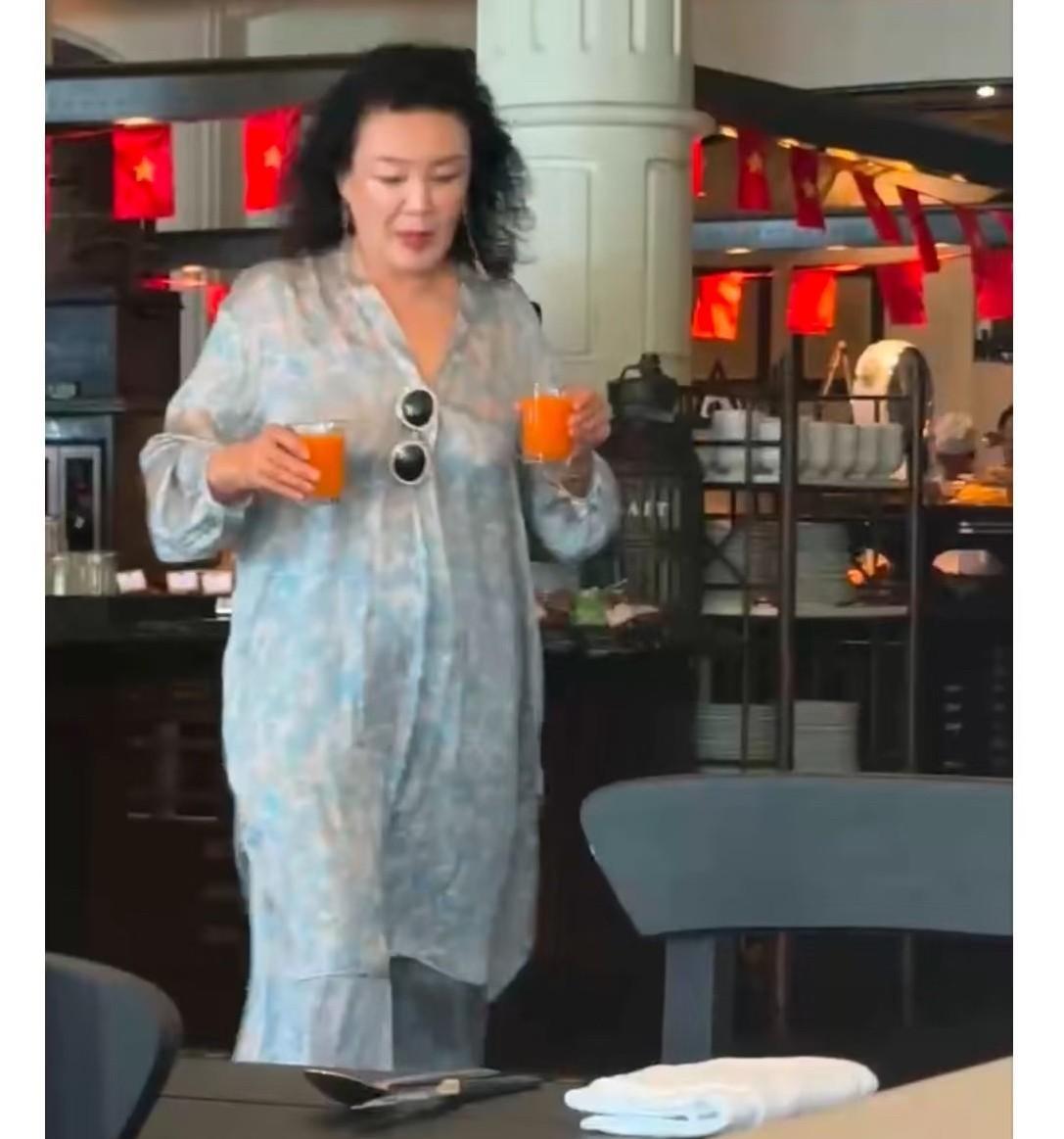 五一一大早，偶遇正在吃早餐的张兰！看来张兰也是来富岛国散心度假的！她和朋友悠闲