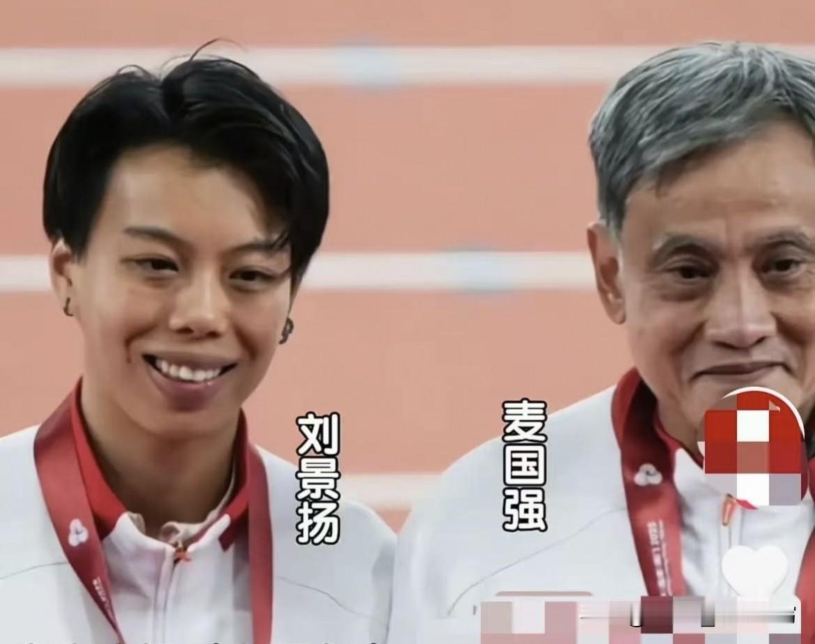 刘景扬冲过终点线，金牌到手。镜头扫到教练席，麦国强背过身抹眼泪。这个男人