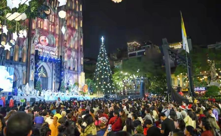 越南全民过圣诞，教堂挤爆、商场爆单、酒店订满：从河内到胡志明市，这个曾经并不“洋
