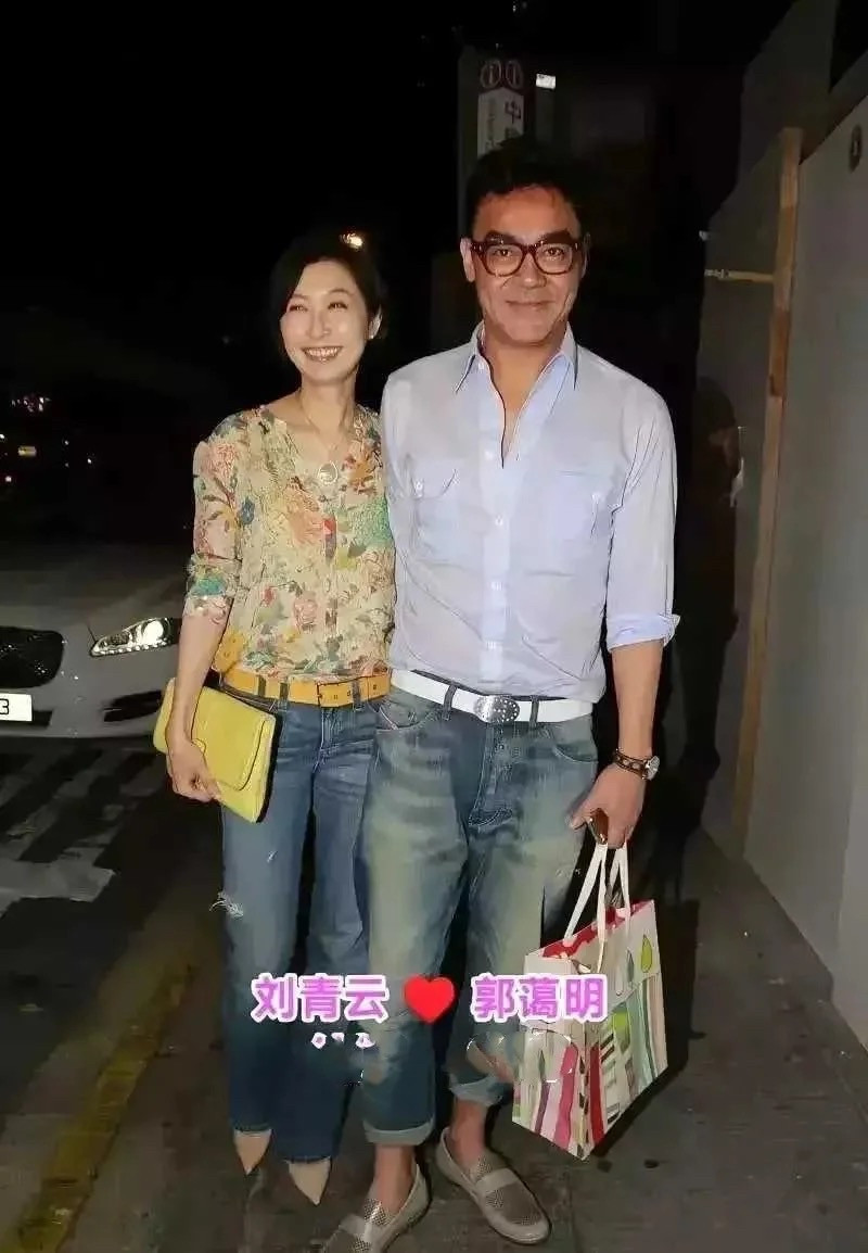 都说刘青云是圈内难得的好男人，有人调侃，不是他不想出轨，是家里老婆太有魅力。两人相伴多年，郭蔼明气质