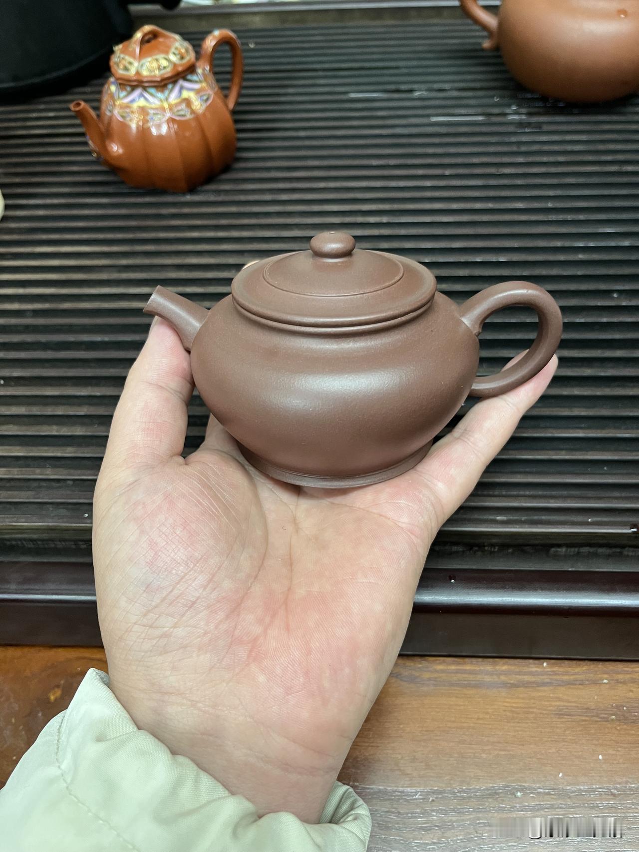 人生第一把紫砂壶，为什么老玩家都劝你选“紫泥”？在紫砂圈，如果说有一种泥料是“