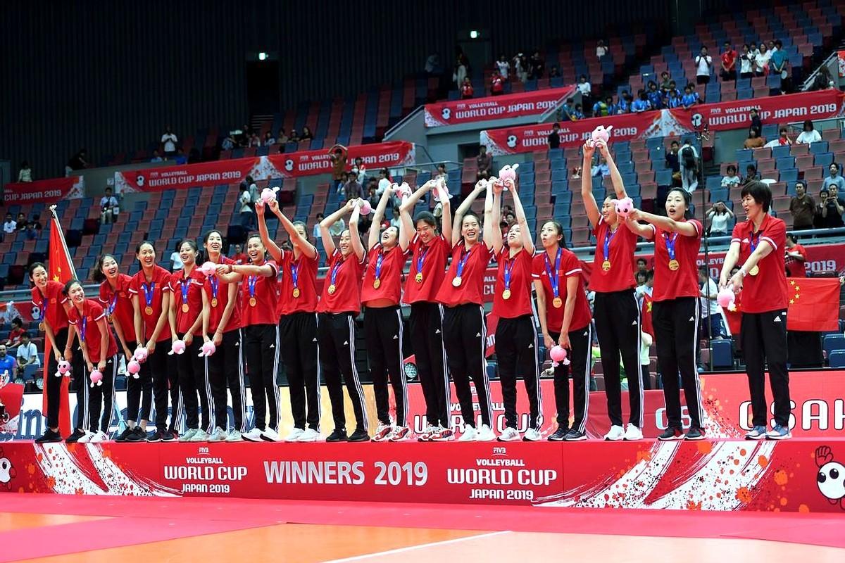 感慨万千：中国女排巅峰，定格在2019年世界杯冠军！那支队伍曾掌控全场，每个球
