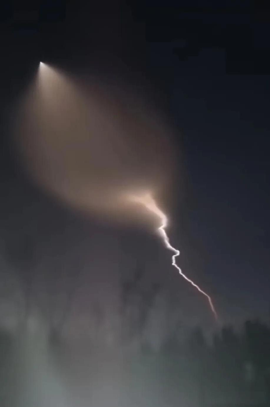 伊朗昨夜使用了一种此前从未实战的新型中远程弹道导弹。在夜空中留下一道尾迹（水母云