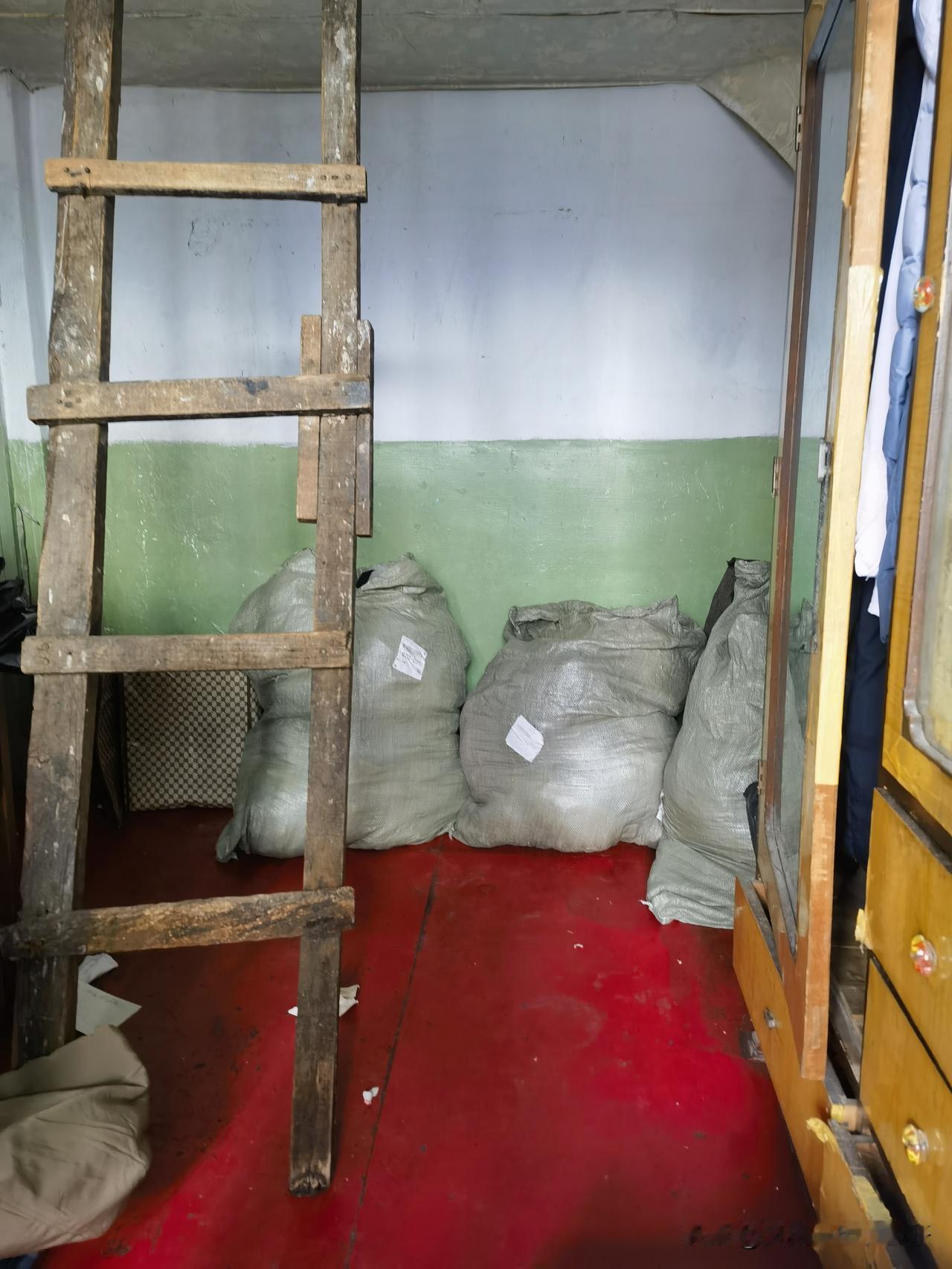 老人什么时候把存款分给儿女我公公前几年自己张罗把墓地都买了，花了几万块钱，然