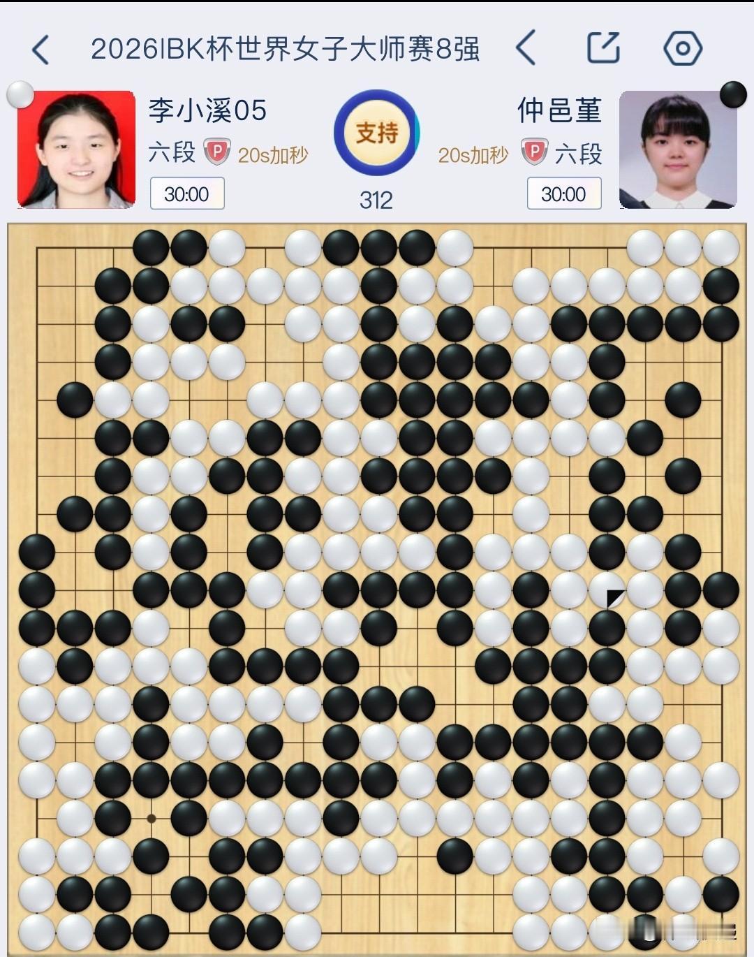李小溪险胜仲邑堇率先进lBK世界女子围棋大师赛四强。本场比赛双方比赛一直胶着，李