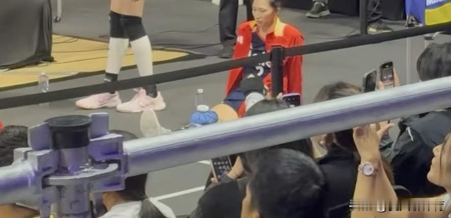 泪目了[哭哭][哭哭]吴梦洁的膝盖又伤了[哭哭][哭哭]昨天晚上就打了第二局，就