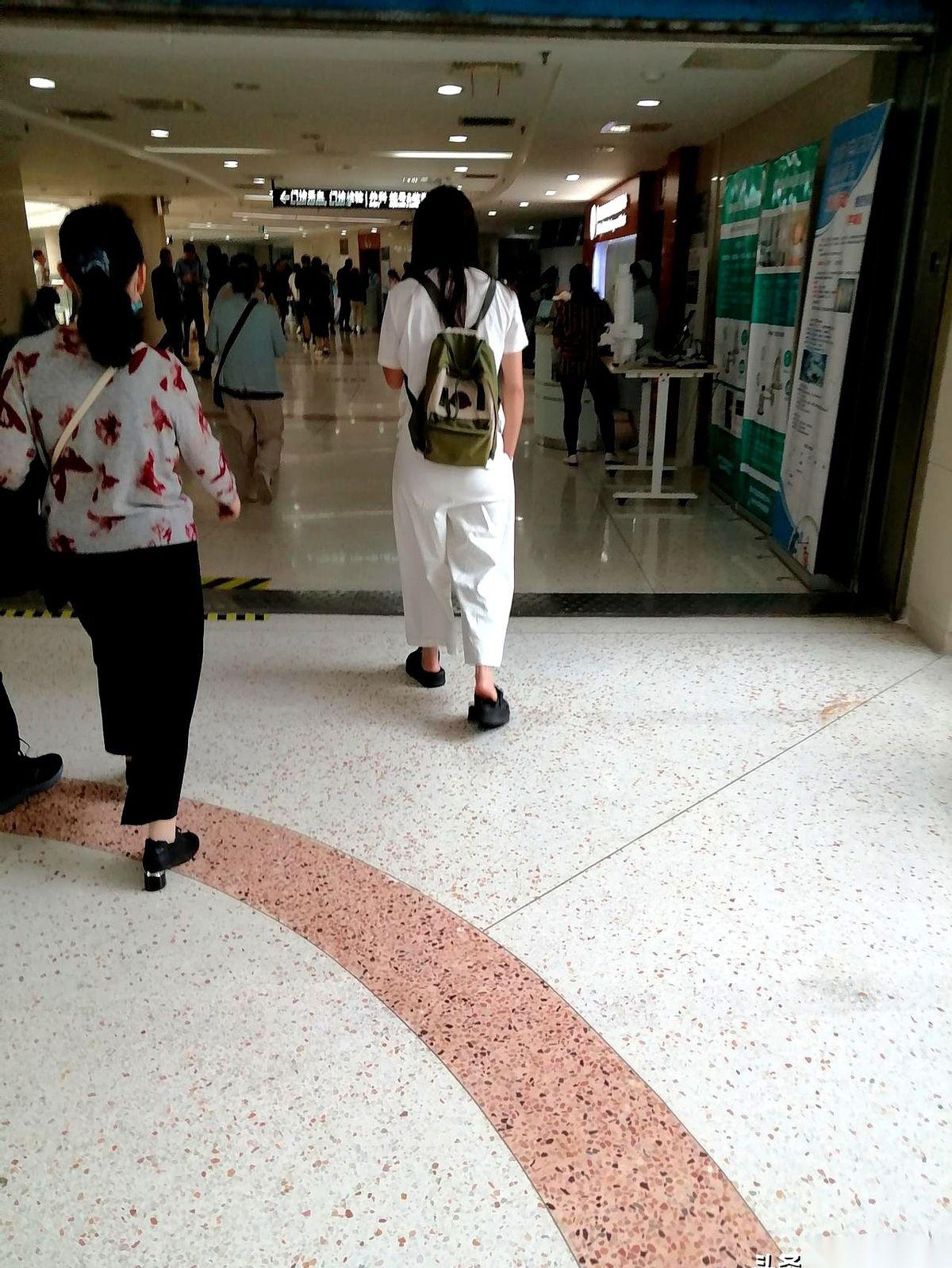 车刚停稳，同事就从副驾扭过头，眼睛直勾勾地盯着我后座。“我来帮你拎那两箱牛奶吧