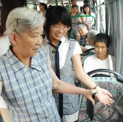 长春市民素质高昨天早上我们坐公交车，去长春电影制片厂旧址参观，坐上汽车后没有