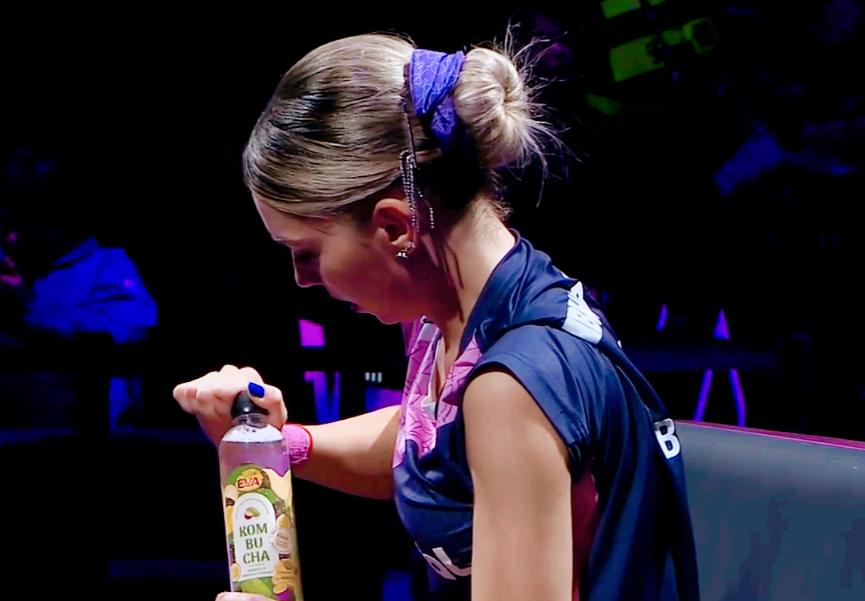 怪不得斯佐不叫暂停？她连个教练都没有！她叫暂停，只能自己休息，而陈熠有