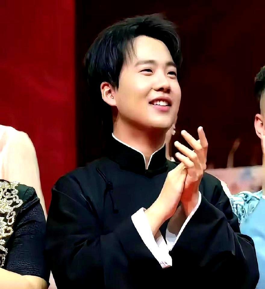 后台碰面，郭麒麟一句“金兄”瞬间引爆全场，你绝对想不到他用这俩字捅破了多少层窗户