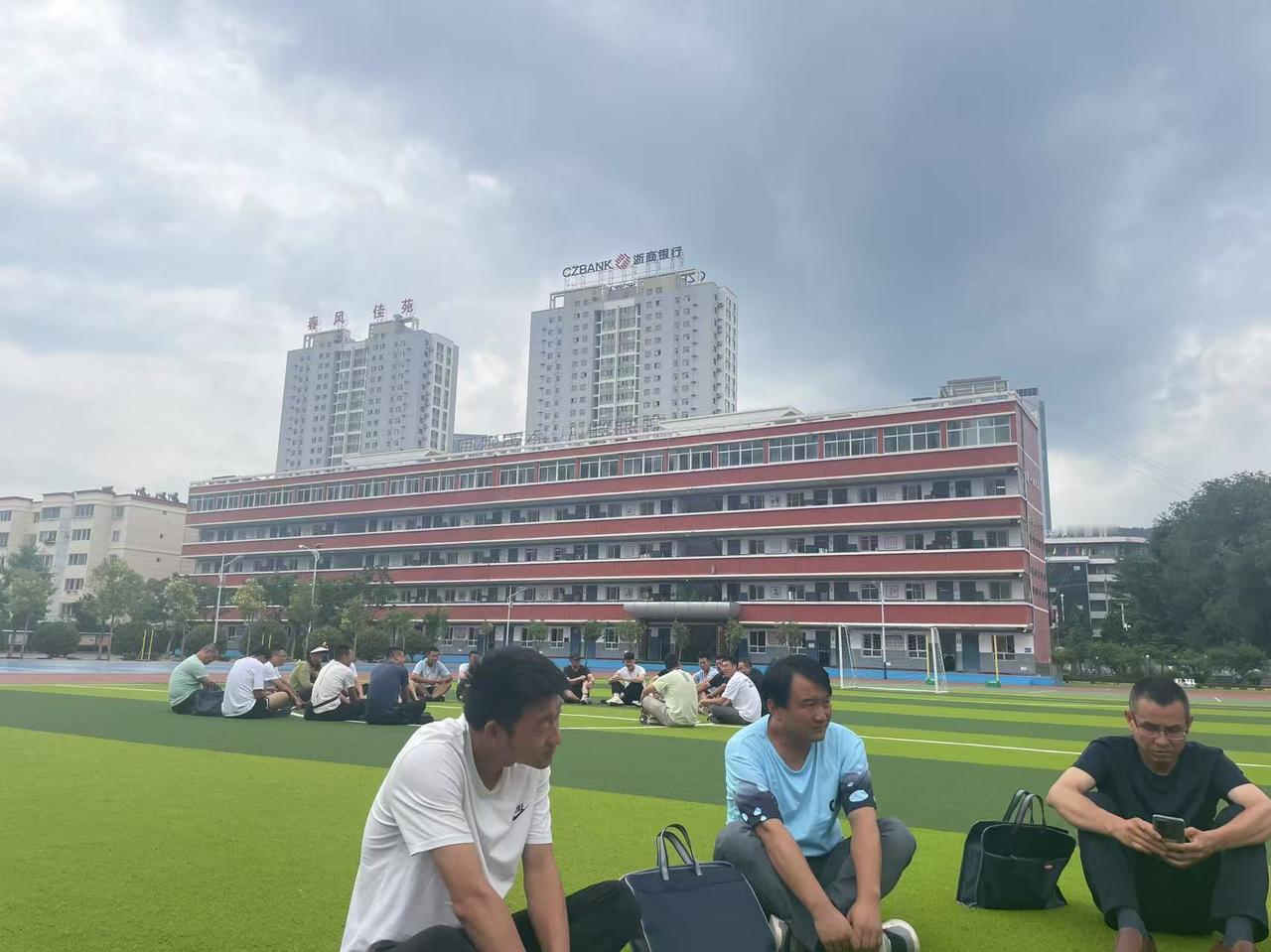 一位网友说，他们学校里的一位小领导，真的很聪明，校长的每一项决策，他都举双手赞成
