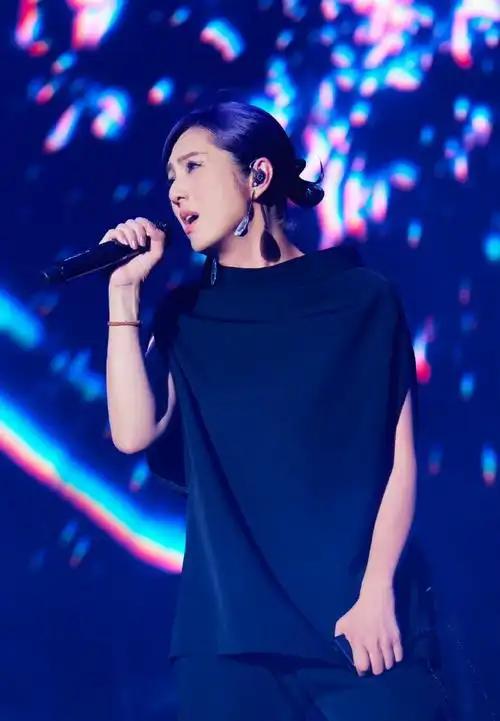 香港火灾，杨千嬅坚持开唱引热议…这事儿您咋看？千嬅最近被骂惨了！香港火灾正焦