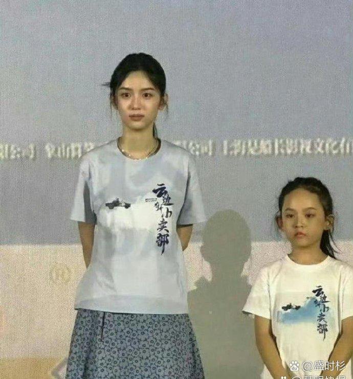 难⁠怪女明星‎⁠上镜这么‏好看，⁠‎‏周也的头居然比小孩‎的头还小上‏一大截⁠。