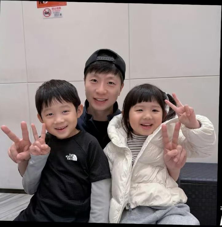 看吧，一个大胖，一个龙队，都盯着队友家的闺女[捂脸哭]！许昕家的儿子越来越像许昕