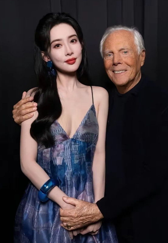 这张阿玛尼“抱着”孟子义的照片，当时不少人觉得动作亲密，还猜了不少。直到阿玛尼过