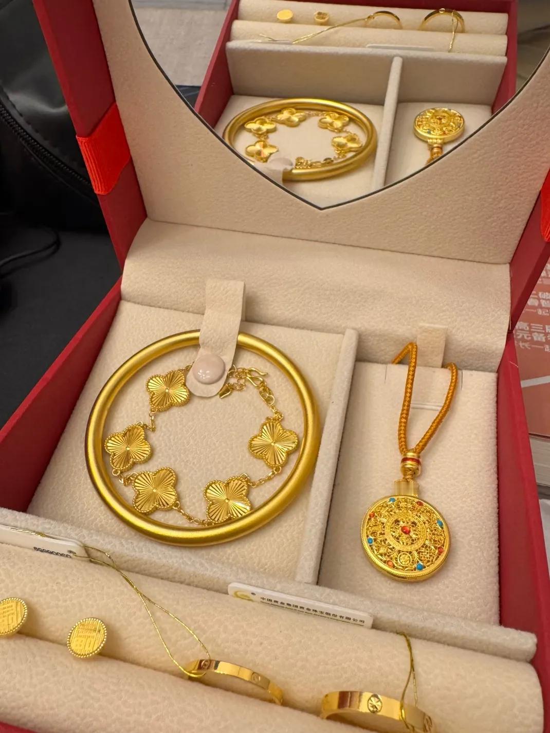 今天，侄女告诉我不结婚了。因为男方不想买五金。从最开始的100克降到50克，到