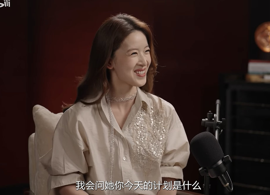 何超琼真美呀。对比之下，章泽天真丑。1、他父亲是kingoffriendship。永远是场合的中心。