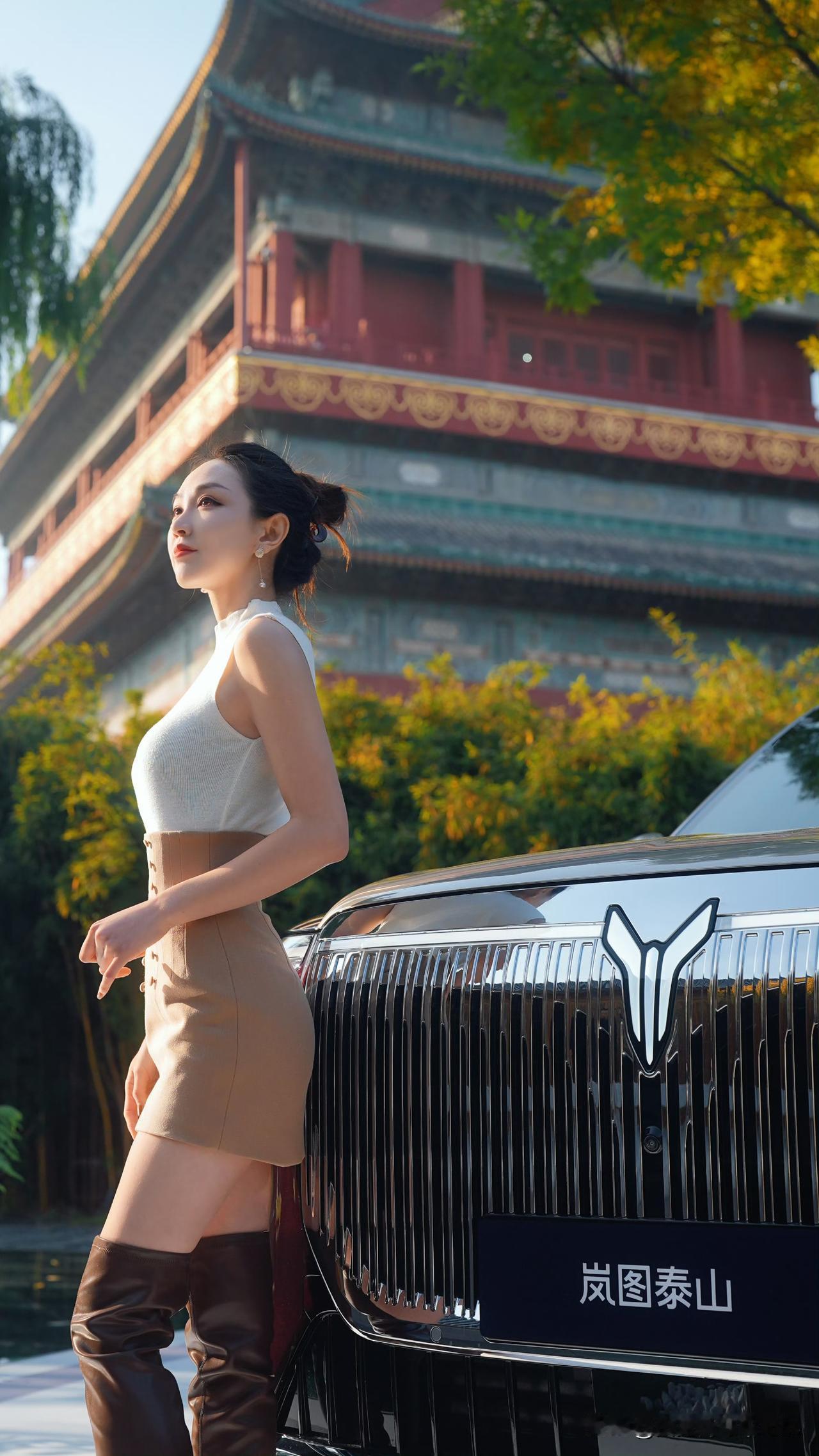 不得不说，岚图泰山这种大型SUV和长腿模特（野生11）真的是绝配！白天情况下，岚